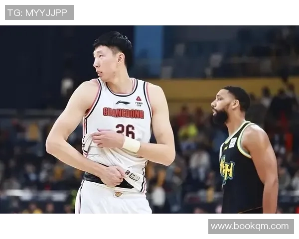 贺希宁三分球绝杀瞬间引爆全场激情助力球队逆转胜利