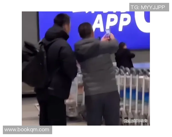 球迷疯狂求签名，偶像亲自上阵满足球迷心愿！